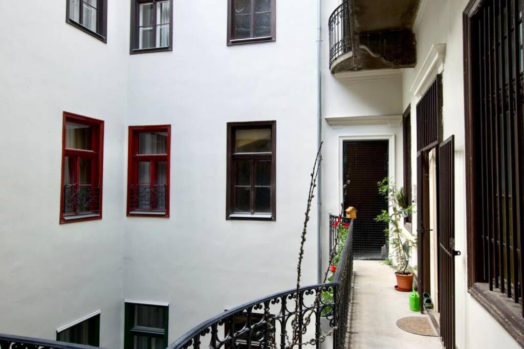 Premium Apartment By Hi5-Vaci Str. 3 Bedroom Budapest Exterior photo