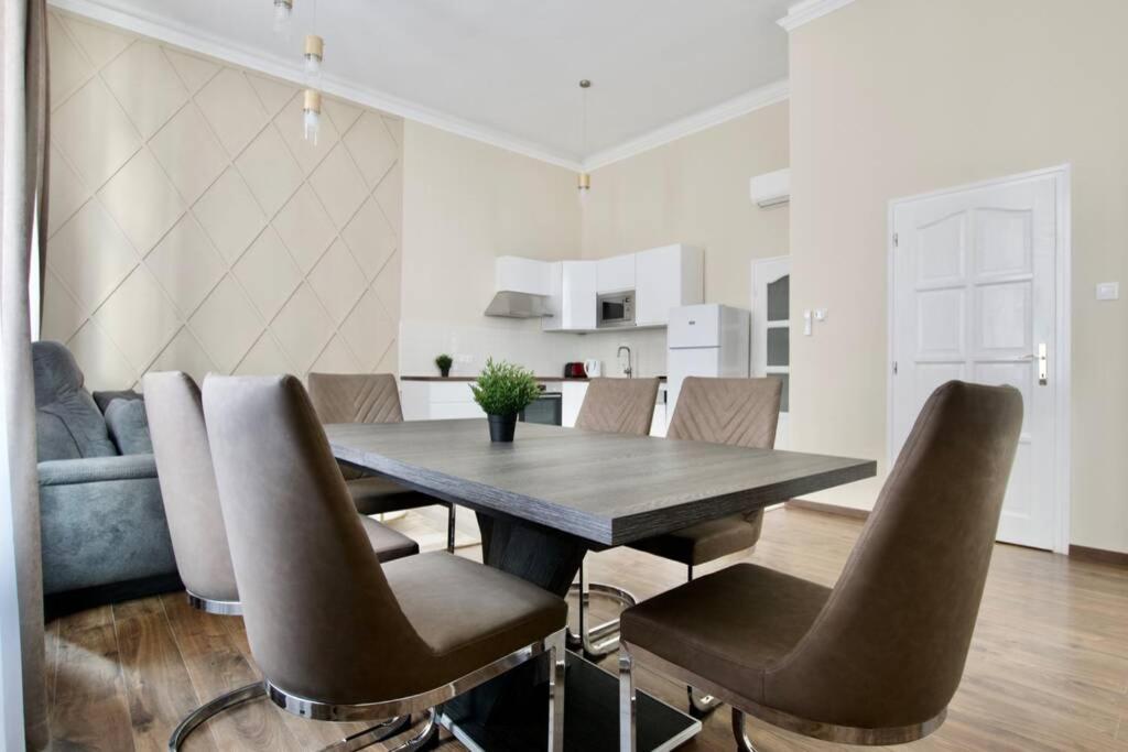 Premium Apartment By Hi5-Vaci Str. 3 Bedroom Budapest Exterior photo